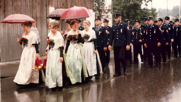 Kirchenzug mit sehr viel Regen zur Fahnenweihe 1980